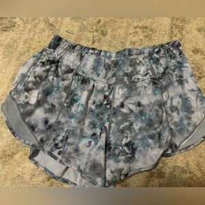 lululemon printed hotty hot shorts size 8